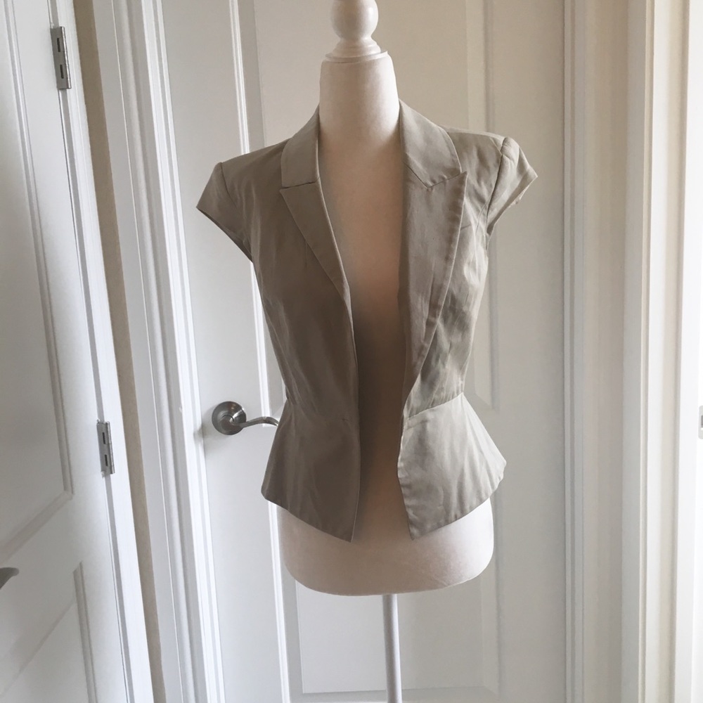 🏝 New York and Company cropped blazer